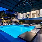 Gorgeous Ground Floor W Pool & Patio