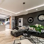 Gorgeous Ground Floor W Pool & Patio