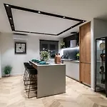 Gorgeous Ground Floor W Pool & Patio *