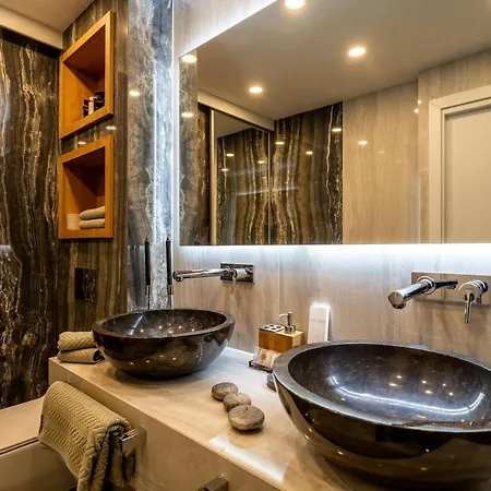 Gorgeous Ground Floor W/ Minipool & Patio Apartment
