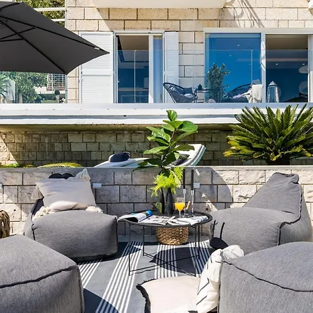 Gorgeous Ground Floor W/ Minipool & Patio Apartment