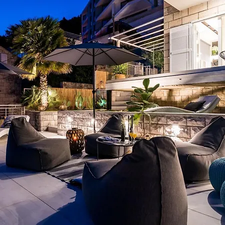 Gorgeous Ground Floor W/ Minipool & Patio