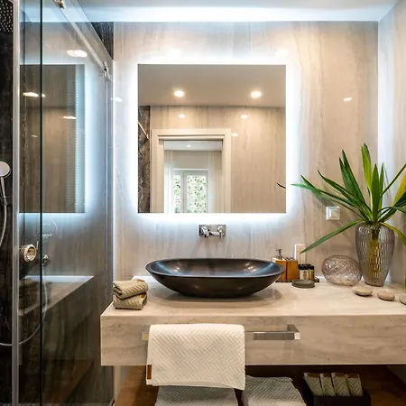 Gorgeous Ground Floor W/ Minipool & Patio *