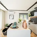 Gorgeous Ground Floor W Pool & Patio דירה *