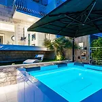 Apartment Gorgeous Ground Floor W Pool & Patio