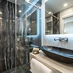 Gorgeous Ground Floor W Pool & Patio *