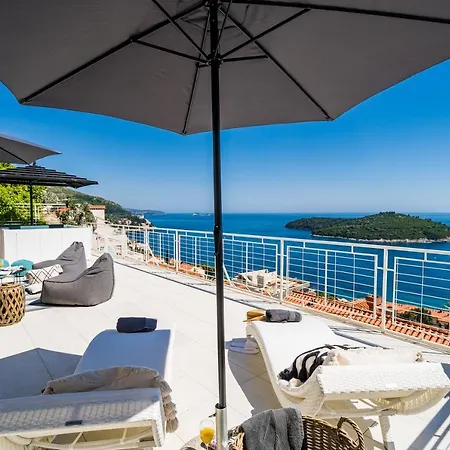 Gorgeous Ground Floor W Pool & Patio