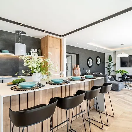 Gorgeous Ground Floor W Pool & Patio