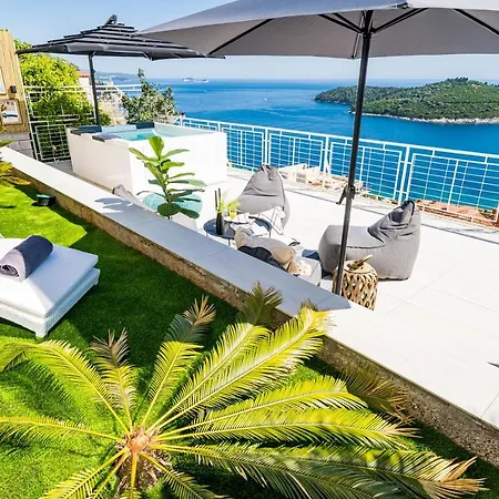 Gorgeous Ground Floor W/ Minipool & Patio *