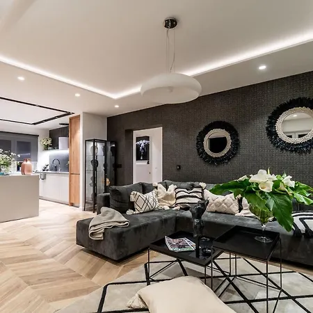 Gorgeous Ground Floor W Pool & Patio