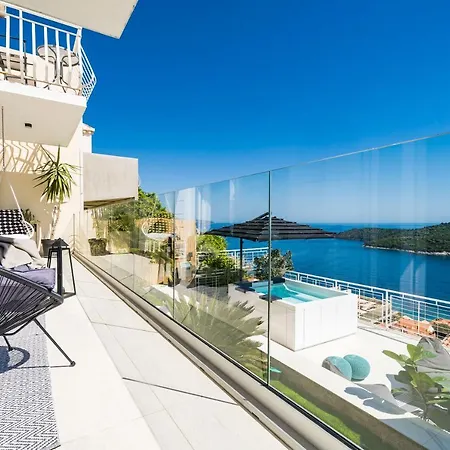 Gorgeous Ground Floor W Pool & Patio *
