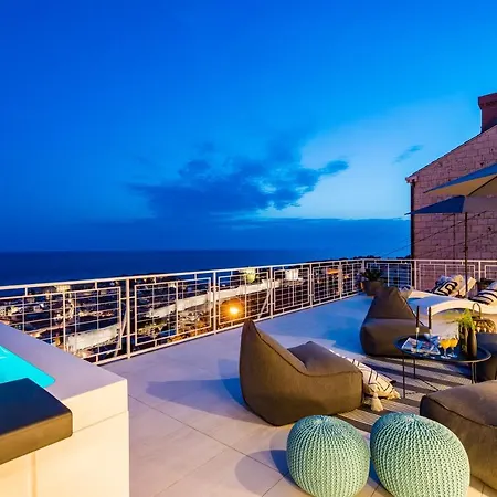 Gorgeous Ground Floor W/ Minipool & Patio *