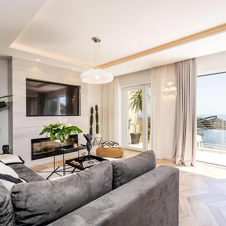 Gorgeous Ground Floor W/ Minipool & Patio