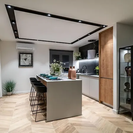 Gorgeous Ground Floor W Pool & Patio *
