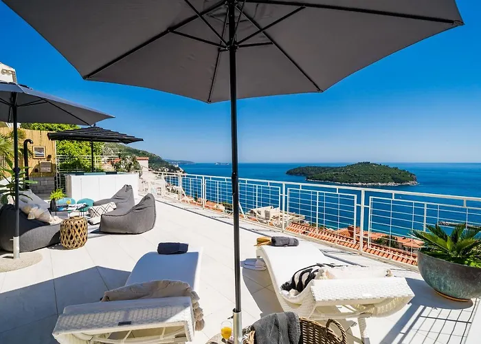 Gorgeous Ground Floor W Pool & Patio