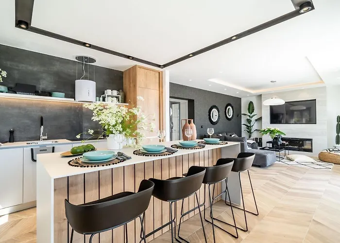 Gorgeous Ground Floor W Pool & Patio