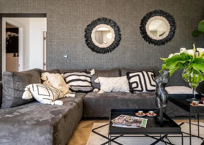 Gorgeous Ground Floor W Pool & Patio Apartment *