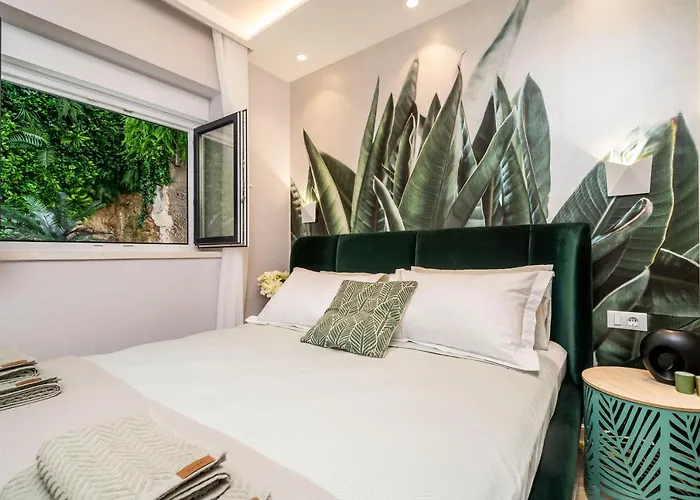 Gorgeous Ground Floor W Pool & Patio Apartment