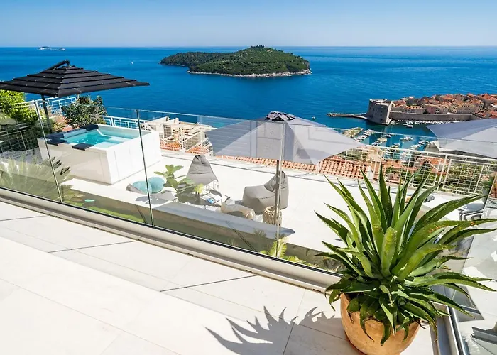 Gorgeous Ground Floor W Pool & Patio *