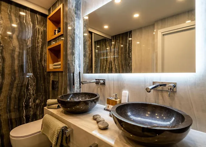 Gorgeous Ground Floor W Pool & Patio Apartment