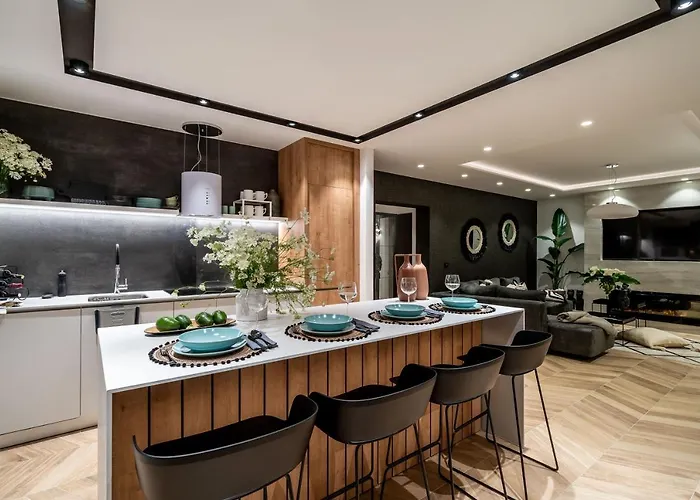 Gorgeous Ground Floor W Pool & Patio