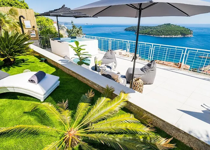 Gorgeous Ground Floor W Pool & Patio *