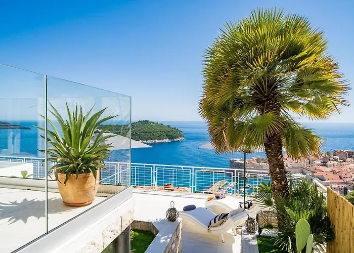 Gorgeous Ground Floor W Pool & Patio *