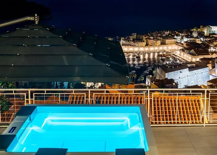 Gorgeous Ground Floor W Pool & Patio *