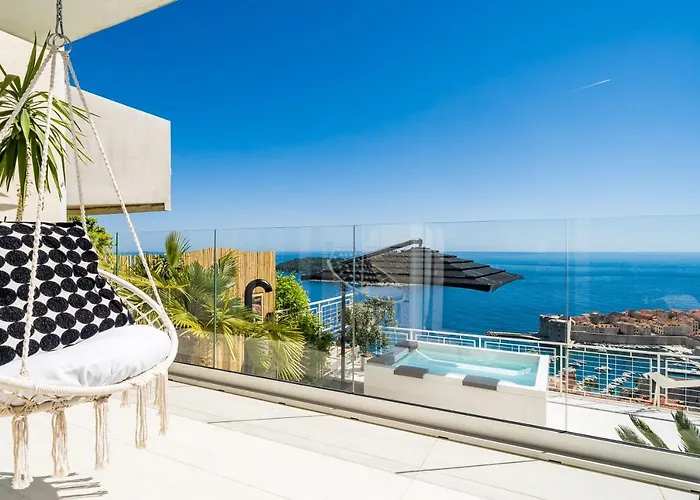 Gorgeous Ground Floor W Pool & Patio Apartment