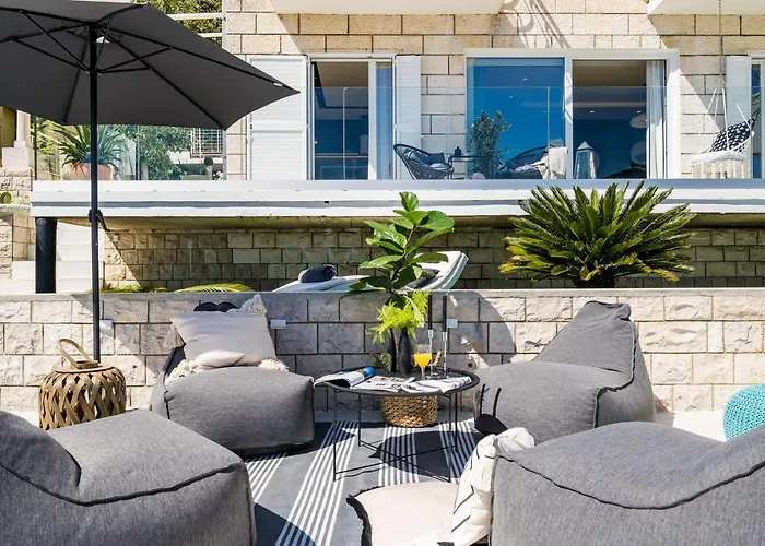 Gorgeous Ground Floor W Pool & Patio Apartment