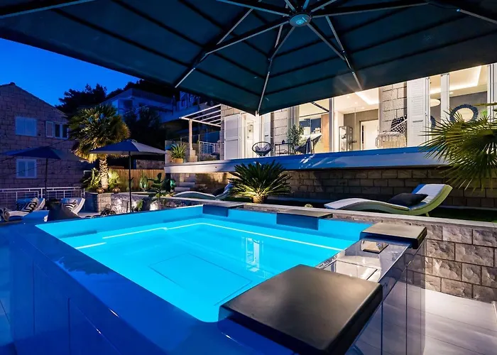 Gorgeous Ground Floor W Pool & Patio