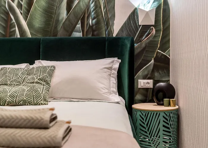 Gorgeous Ground Floor W Pool & Patio Apartment