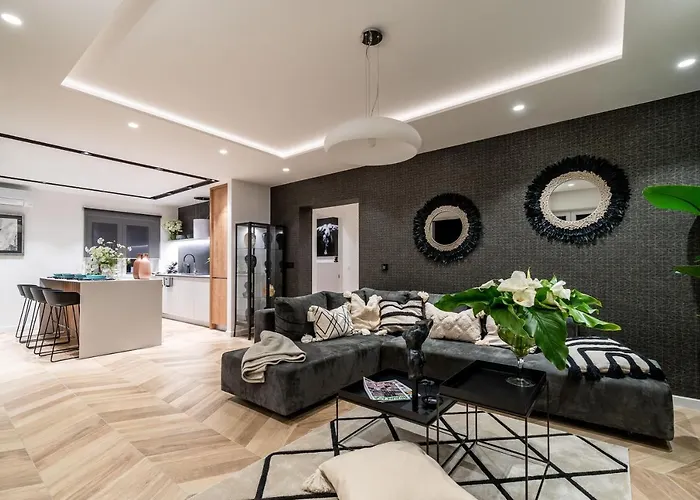 Gorgeous Ground Floor W Pool & Patio