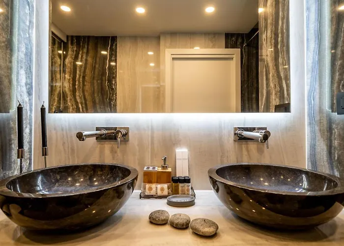 Gorgeous Ground Floor W Pool & Patio