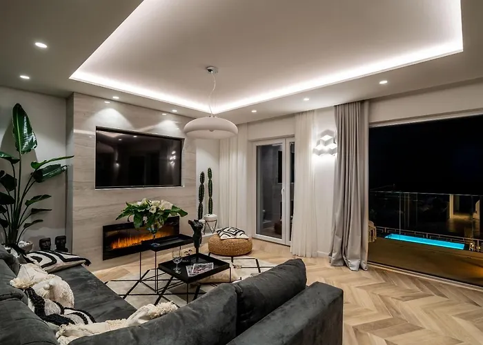 Gorgeous Ground Floor W Pool & Patio