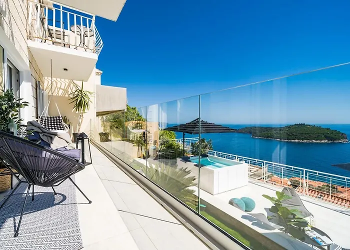 Gorgeous Ground Floor W Pool & Patio *