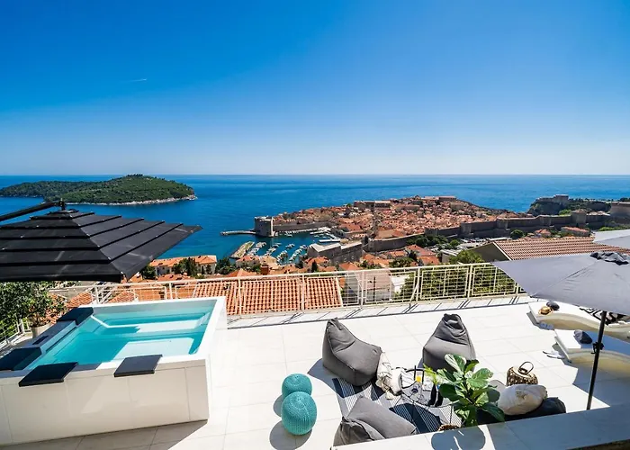 Gorgeous Ground Floor W Pool & Patio Apartment