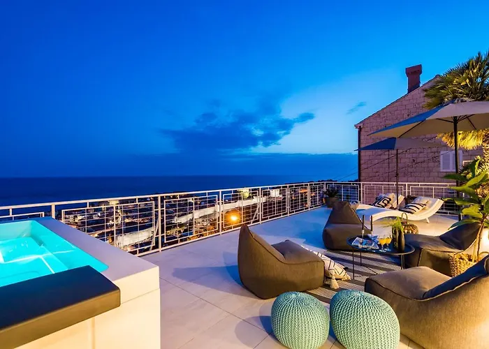 Gorgeous Ground Floor W Pool & Patio *