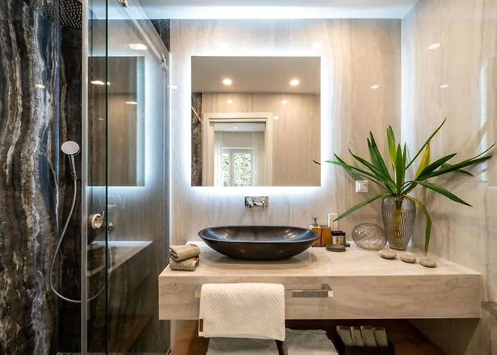 Gorgeous Ground Floor W Pool & Patio *