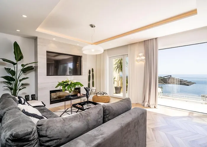 Gorgeous Ground Floor W Pool & Patio