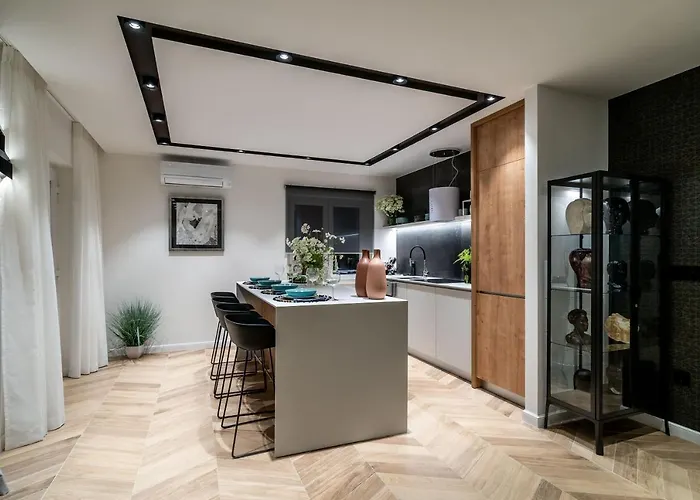 Gorgeous Ground Floor W Pool & Patio *