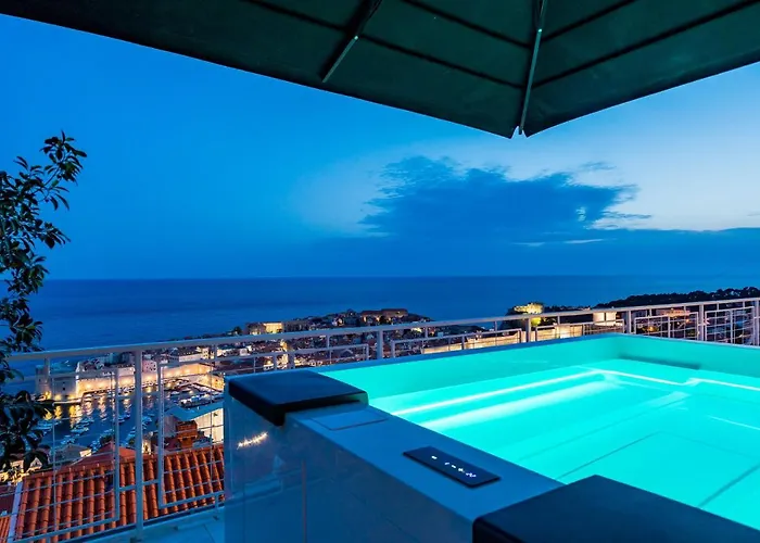 Gorgeous Ground Floor W Pool & Patio