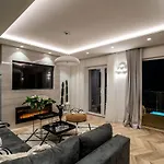 Gorgeous Ground Floor W Pool & Patio