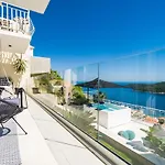 Gorgeous Ground Floor W Pool & Patio *