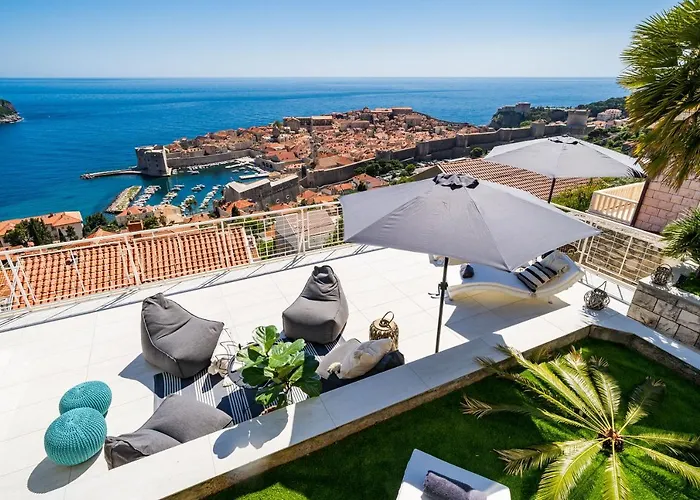 Gorgeous Ground Floor W Pool & Patio