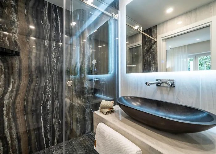 Gorgeous Ground Floor W Pool & Patio *